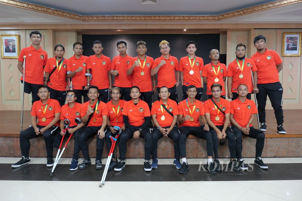 Tim nasional amputasi Indonesia yang memastikan lolos ke Piala Dunia Sepak Bola Amputasi 2022 di Turki berpose seusai menemui Menteri Pemuda dan Olahraga Zainudin Amali di Gedung Kemenpora, Jakarta, Kamis (17/3/2022). Timnas amputasi berjuang sendiri untuk menembus Piala Dunia 2022. Mereka menang dua kali dan kalah satu kali di kualifikasi untuk memastikan tiket ke Piala Dunia yang akan berlangsung di Istanbul, Turki, 1-9 Oktober mendatang. Kini, mereka berharap pemerintah memberikan perhatian lebih agar persiapan mereka lebih optimal.