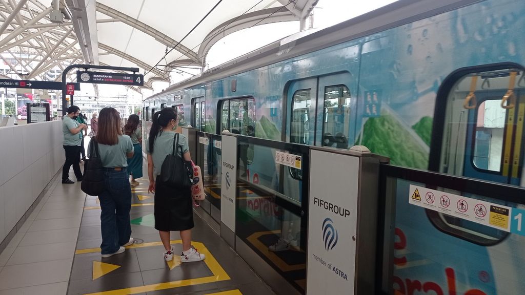 Suasana operasionalisasi di Stasiun MRT Blok M BCA, Senin (30/1/2023). PT MRT Jakarta (Perseroda) mencatat tingkat keterisian moda (<i>load factor</i>) selama 2022 menembus 19,7 juta pengguna. Capaian ini dinilai sangat baik di tengah pandemi Covid-19 yang belum berakhir.