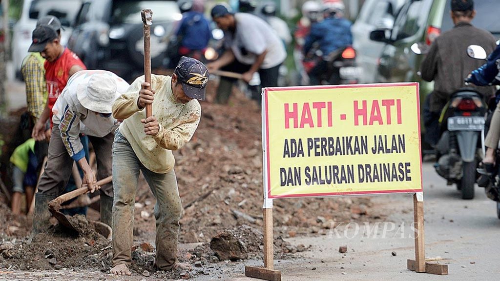 Ilustrasi. Pekerja menyelesaikan pembuatan saluran drainase di Jalan Ceger Raya, Pondok Aren, Tangerang, Banten, Selasa (10/10). Saat ini, pekerjaan kabel bawah tanah juga sedang berlangsung di Jalan Ceger Raya. Warga mengeluhkan kondisi pekerjaan yang tidak memperhatikan kebersihan jalan.