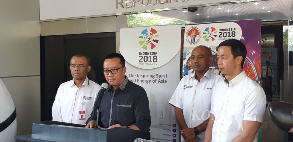Menteri Pemuda dan Olahraga Imam Nahrawi, Selasa (25/9/2018) di Kantor Kementerian Pemuda dan Olahraga, memberikan keterangan menyangkut insiden kematian suporter. Pemerintah mendorong PSSI dan penyelenggara Liga Indonesia untuk menghentikan sementara kompetisi sepak bola Tanah Air