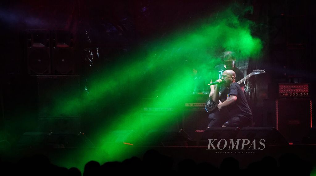 Aksi panggung kelompok Greyhoundz dari Filipina dalam acara Hammersonic Festival 2023 di Jakarta International E-Prix Circuit, Ancol, Jakarta, Sabtu (18/3/2023). Festival musik ini kembali disambut dengan antusias para penggemar musik cadas yang datang dari sejumlah wilayah di Indonesia. 