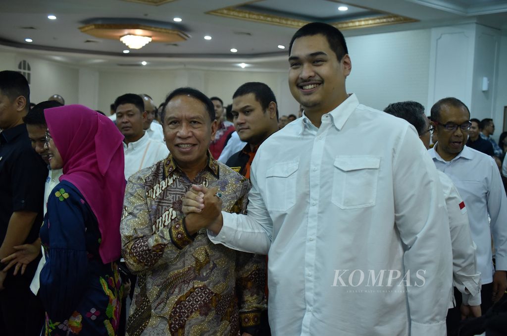 The new Minister of Youth and Sports, Dito Ariotedjo (left) poses for a photo with former Menpora Zainudin Amali before the Handover ceremony at the Kemenpora Office, Jakarta, Tuesday (4/4/2023).