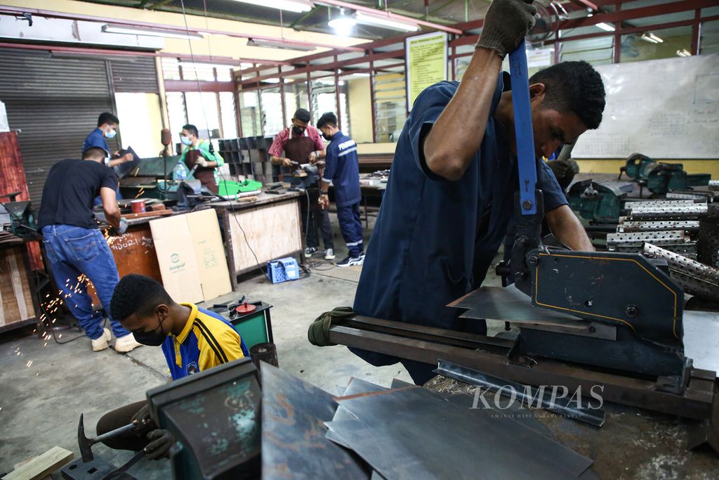 Aktivitas siswa di bengkel kerja pembuatan komplet atau kompor pelet di SMK Negeri 2 Kabupaten Ende, Nusa Tenggara Timur, Jumat (8/10/2021). Kompor pelet merupakan inovasi dari siswa SMK Negeri 2 Ende yang bertujuan untuk mengurangi penggunaan kompor minyak tanah. Kompor pelet ini dijual seharga Rp 450.000 per unit.