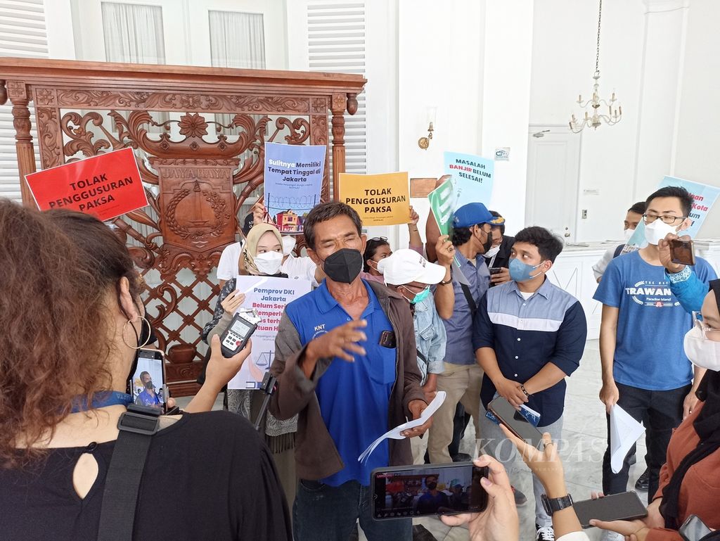 Warga yang tergabung dalam Koalisi Perjuangan Warga Jakarta (Kopaja) menyerahkan surat peringatan (SP) 1 kepada Gubernur DKI Jakarta Anies Baswedan, Jumat (22/4/2022), di pendopo Balai Kota DKI Jakarta.  Kopaja mendesak Anies Baswedan menuntaskan sembilan masalah krusial. Masa kepemimpinan Gubernur Anies di DKI Jakarta tersisa enam bulan lagi.