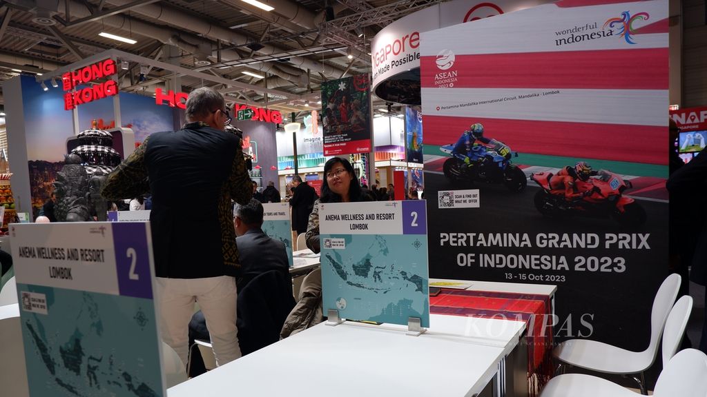 Tampak gambar helatan MotoGP di Mandalika, Lombok Tengah, Nusa Tenggara Barat (NTB) pavilun Indonesia pada hari pertama Internationale Tourismus Borse atau Bursa Pariwisata Internasional Berlin di Messe, Berlin, Jerman, Selasa (7/3/2023). Pada ITB Berlin 2023, Indonesia mengangkat tema "Visit Wonderful Indonesia Indonesia Year 2023: Explore Our Destinations".