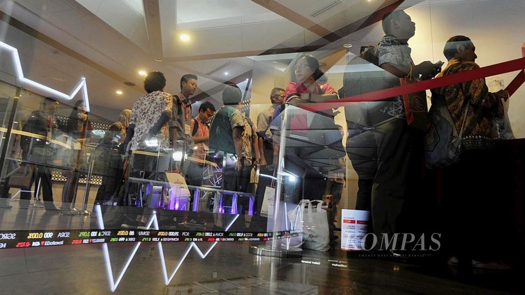 Peserta bersiap mengikuti salah satu sesi paparan kinerja perusahaan dalam Investor Summit 2018 yang berlangsung di Gedung Bursa Efek Indonesia, Jakarta, Selasa (28/8/2018). Selain untuk memberikan informasi terkait perusahaan tercatat, ajang tersebut juga untuk meningkatkan investor pasar modal.