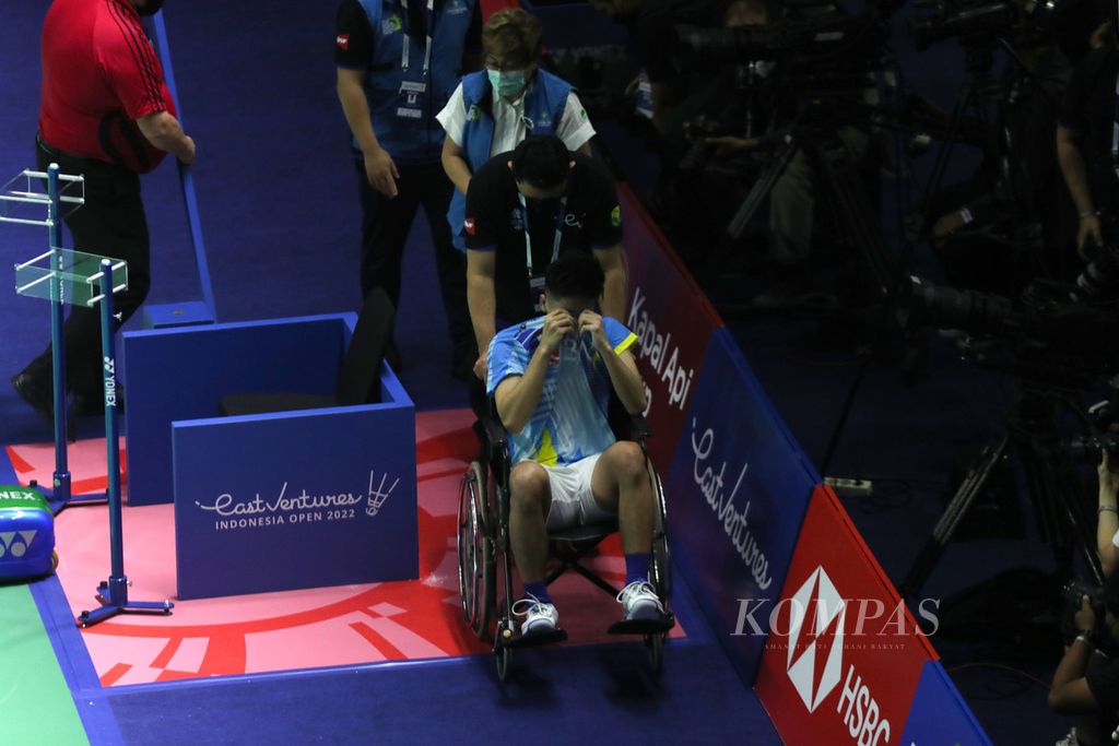 Yeremia Erich Yoche Yacob Rambitan meninggalkan lapangan di atas kursi roda setelah mengalami cedera lutut saat bersama Pramudya Kusumawardana melawan Aaron Chia/Soh Wooi Yik (Malaysia) pada laga perempat final East Ventures Indonesia Terbuka 2022 di Istora Gelora Bung Karno, Jakarta, Jumat (17/6/2022). 