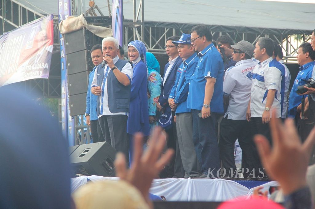 Kampanye PAN di Palembang Ketua Umum Partai Amanat Nasional Hatta Rajasa memberikan orasi dalam kampanye terbuka PAN di Stadion Patra Jaya, Palembang, Sumatera Selatan, Selasa (1/4/2014). Hadir dalam acara itu sejumlah caleg dari PAN, antara lain, Desy Ratnasari dan Bima Arya.