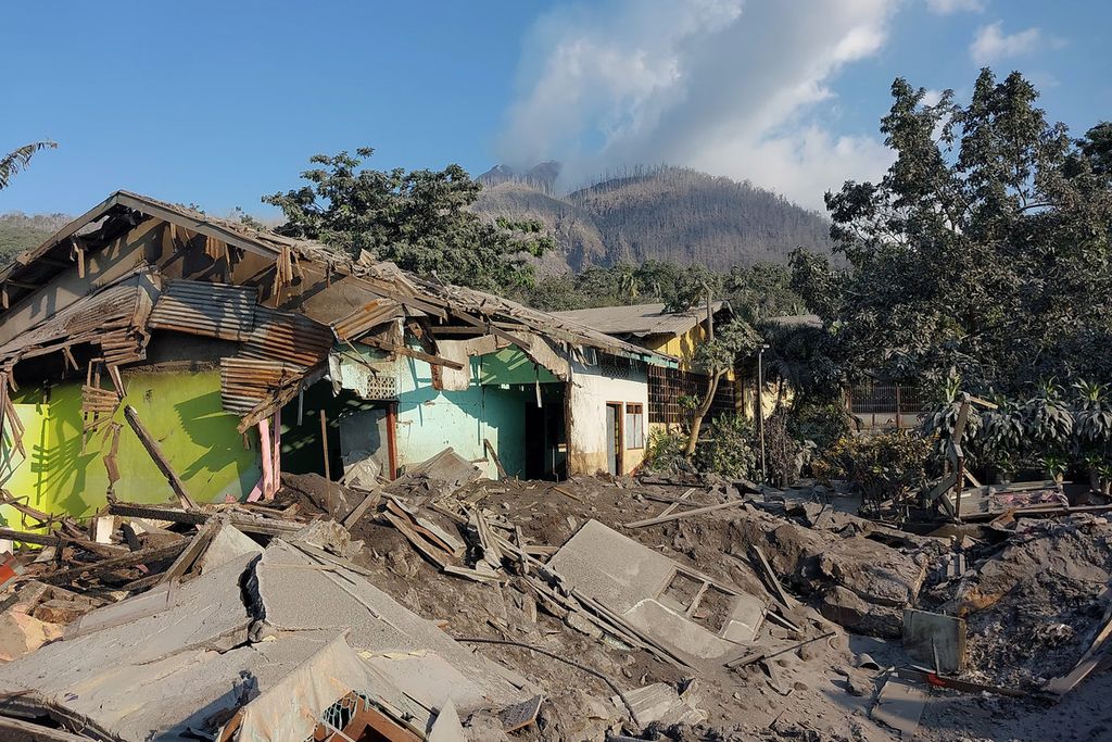 Suasana bangunan Asrama Emaus I yang rusak terdampak material erupsi Gunung Lewotobi Laki-laki di Desa Klatanlo, Kecamatan Wulanggitang, Kabupaten Flores Timur, Nusa Tenggara Timur, Senin (4/11/2024). Badan Pencarian dan Pertolongan atau Basarnas yang berbasis di Kabupaten Maumere menyatakan data korban meninggal akibat erupsi Gunung Lewotobi Laki-laki per Senin 4 November 2024 pukul 11.51 Wita berjumlah 10 orang.