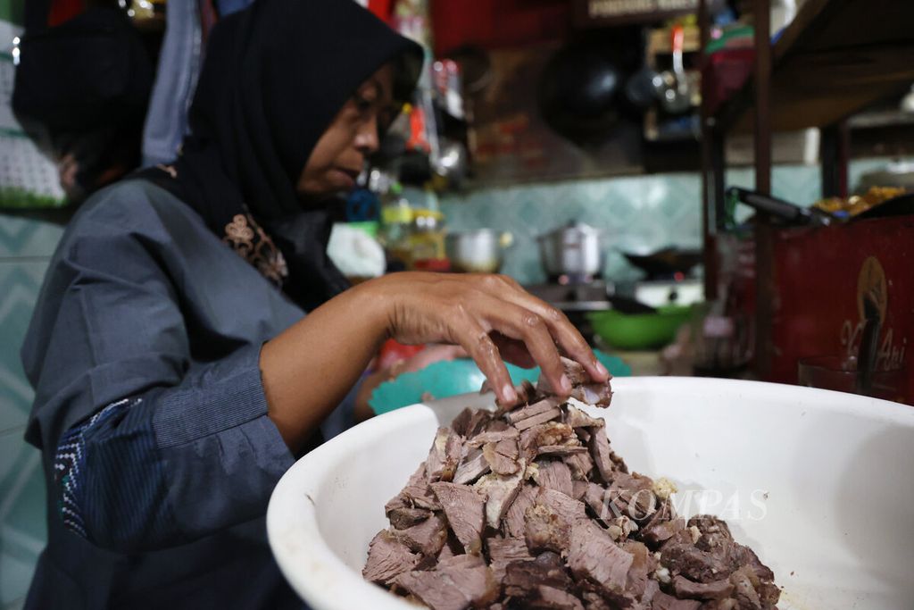 Pekerja mengolah daging kerbau yang menjadi bagian dari hidangan soto di Taman Bojana, Kudus, Kabupaten Kudus, Jawa Tengah, Kamis (7/9/2023). Soto kudus daging kerbau menjadi salah satu ciri khas di antara aneka kuliner di wilayah Kudus. Soto dengan suwir daging kerbau berkuah soto kaya akan rasa rempah ini menjadi buruan bagi pelancong dan penikmat kuliner dari luar daerah. 
