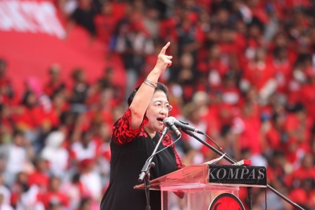 Ketua Umum PDI Perjuangan Megawati Sukarnoputri saat membakar semangat puluhan ribu simpatisan dan pendukungnya yang hadir dalam kampanye PDI Perjuangan, Sabtu (4/4/2019) di Stadion Utama Senayan, Jakarta. 