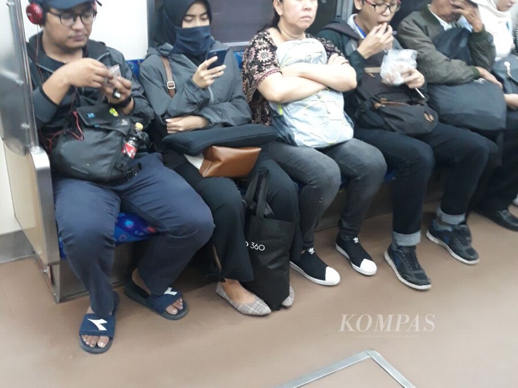 Penumpang kereta berbuka puasa di dalam gerbong kereta jurusan Tanah Abang yang berangkat dari Stasiun Rawabuntu, Selasa (7/5/2019).