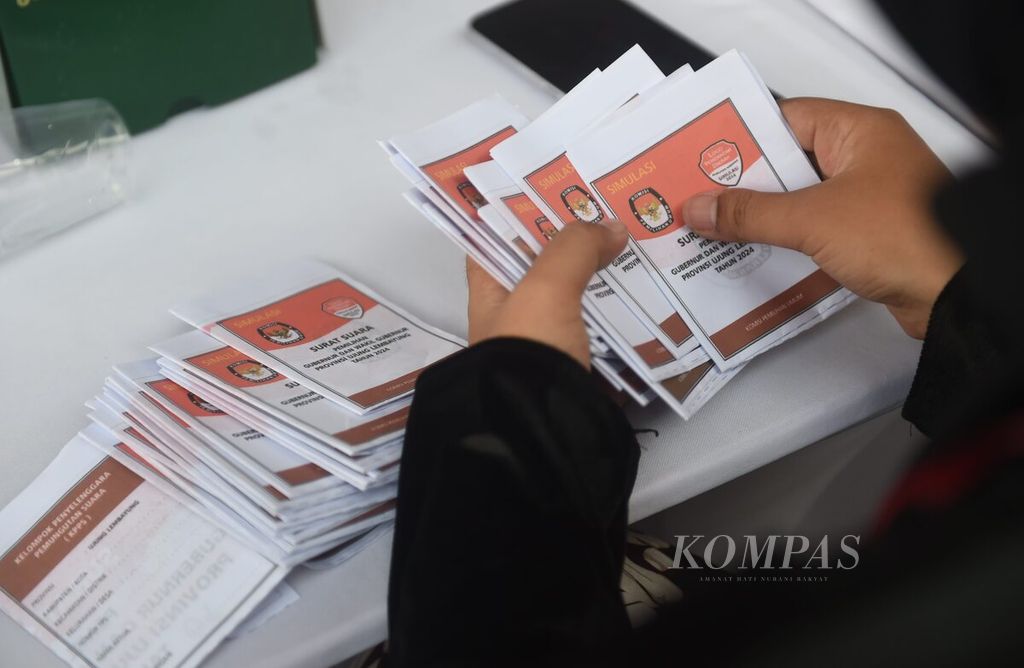 Anggota KPPS mengecek jumlah surat suara yang telah dihitung di TPS 999 saat berlangsung simulasi pemungutan dan penghitungan suara Pilkada Jawa Timur di halaman Markas Kepolisian Resor Kota Besar (Polrestabes) Surabaya, Jawa Timur, Jumat (22/11/2024). 