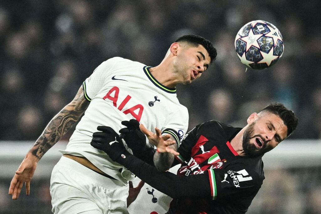 Bek Tottenham Hotspur Cristian Romero (kiri) berduel di udara dengan penyerang AC Milan Olivier Giroud dalam pertandingan kedua babak 16 besar Liga Champions antara Tottenham Hotspur dan AC Milan di Stadion Tottenham Hotspur, London, Kamis (9/3/2023) dini hari WIB. 