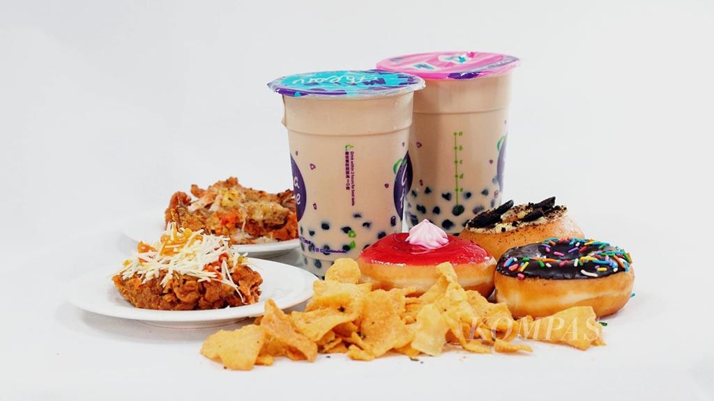 Aneka makanan, minuman, dan camilan yang kerap dibeli di mal dan kedai kaki lima. Perlu diperhatikan besar kalori tiap makanan yang dianjurkan untuk dikonsumsi setiap hari agar dapat meminimalisasi risiko penyakit akibat makan berlebihan. 