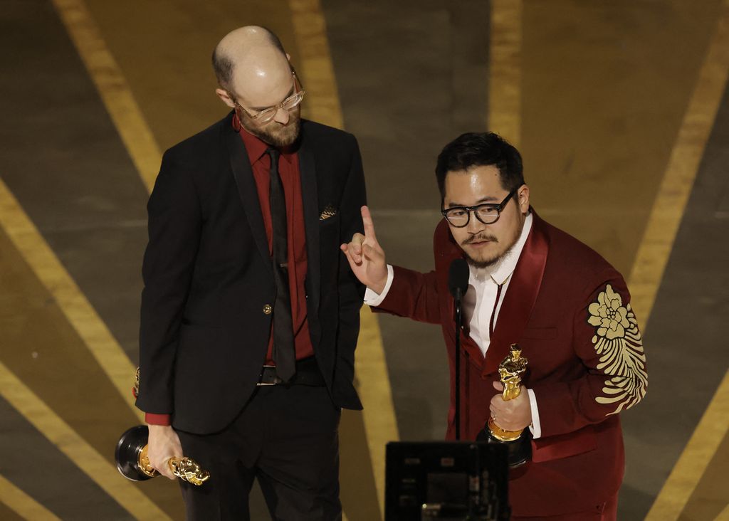 Daniel Scheinert (kiri) dan Daniel Kwan (kanan) saat menerima penghargaan Skenario Asli Terbaik untuk film <i>Everything Everywhere All at Once</i> pada malam penganugerahan 95 Annual Academy Awards di Dolby Theatre, Hollywood, California, Amerika Serikat, Minggu (12/3/2023) waktu setempat.
