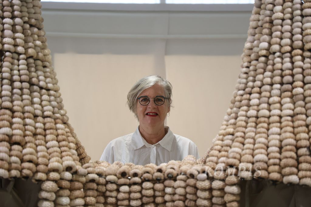 Seniman Mella Jaarsma berfoto di dekat karyanya yang dipamerkan dalam ajang pameran seni Artjog di Jogja National Museum, Yogyakarta, Jumat (14/7/2023).