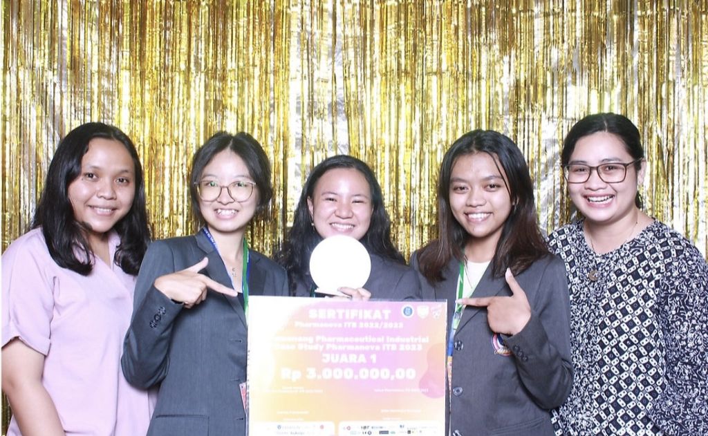 Dari kiri ke kanan, dosen Farmasi Universitas Pelita Harapan, Apt Ernestine Arianditha Pranasti, SFarm; mahasiswa Farmasi UPH Jessica Laurencia, Jocellyne Nibenia Telaumbanua, Imelda Angie Jesica; dan dosen Farmasi UPH, Apt Nurista Dida Ayuningtyas SFarm, MSc berpose merayakan kemenangan mereka di Pharmanova 2023.