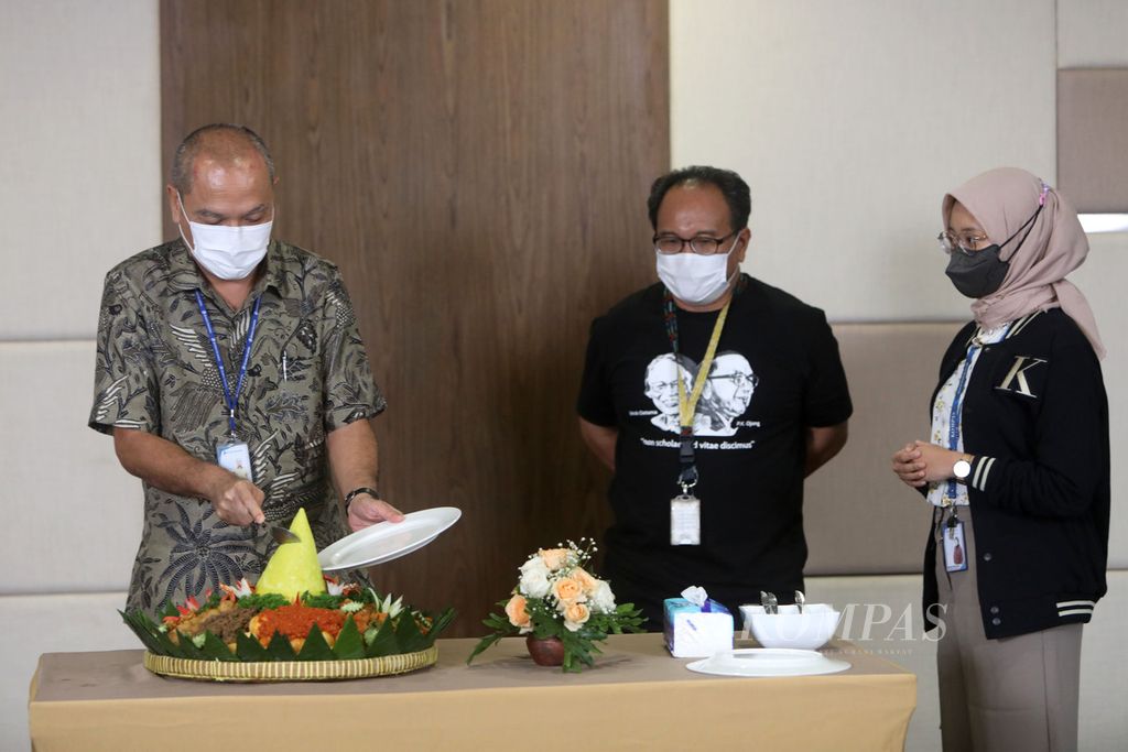 Pemimpin Umum Harian Kompas Liliek Oetama (kiri) didampingi Wakil Pemimpin Umum Budiman Tanuredjo memotong tumpeng untuk selanjutnya diserahkan kepada salah satu karyawan termuda Kompas saat syukuran perayaan HUT ke-57 Kompas di Kantor Kompas, Jakarta, Selasa (28/6/2022). KOMPAS/HERU SRI KUMORO 28-06-2022