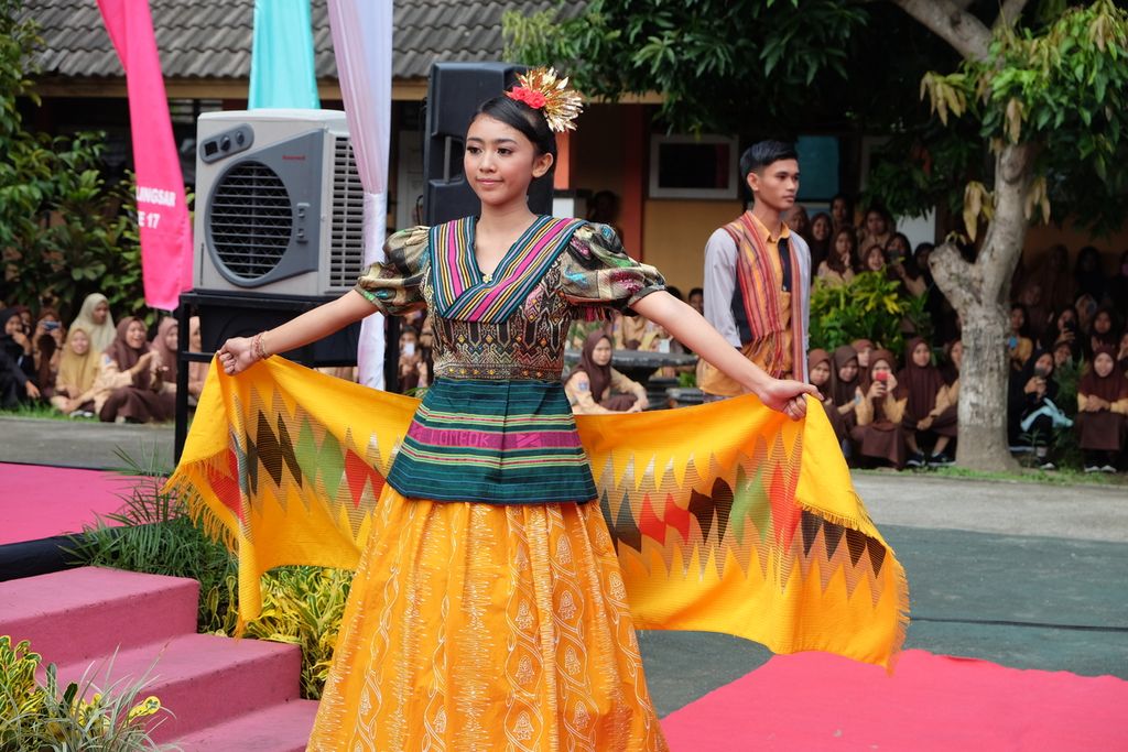 Suguhan peragaan busana yang dibawakan siswa Sekolah Menengah Kejuruan Negeri (SMKN) 1 Lingsar, Lombok Barat, Nusa Tenggara Barat, saat acara peluncuran Sekolah Mandiri Energi di sekolah tersebut, Jumat (31/1/2020). Pemerintah Provinsi NTB melalui Dinas Pendidikan dan Kebudayaan akan melaksanakan program Sekolah Mandiri Energi di 12 SMKN di NTB.