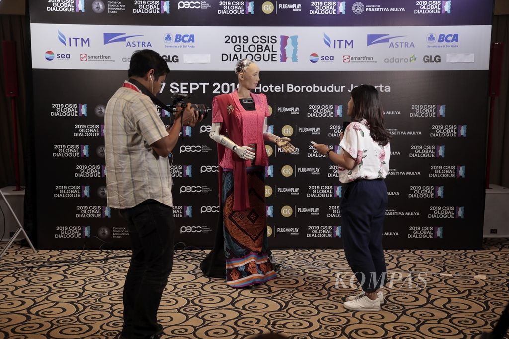 Sophia, robot yang didukung dengan teknologi kecerdasan buatan (AI) yang diaktifkan pada 2016 dan diciptakan oleh perusahaan Hanson Robotics yang berbasis di Hong Kong, saat melakukan wawancara khusus dengan media pada CSIS Global DIalogue 2019 di Jakarta, Senin (16/9/2019). Sophia diperkenalkan sebagai wujud masa depan teknologi AI, yaitu saat manusia dan robot dapat kerja sama di berbagai bidang.