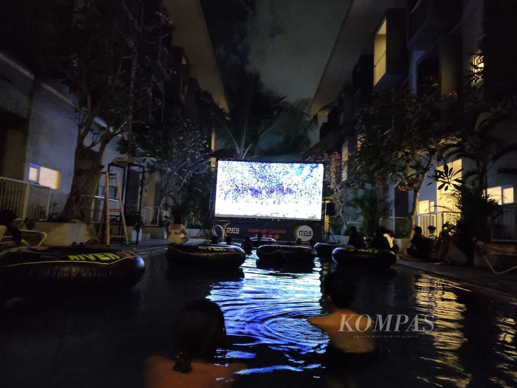 Sejumlah pengunjung Minikino Film Week atau MFW10 Pool Cinema berenang atau duduk di tepi kolam renang, di Denpasar, Minggu (15/9/2024). Mereka menyaksikan fiilm-film pendek dengan total durasi hampir 1,5 jam.