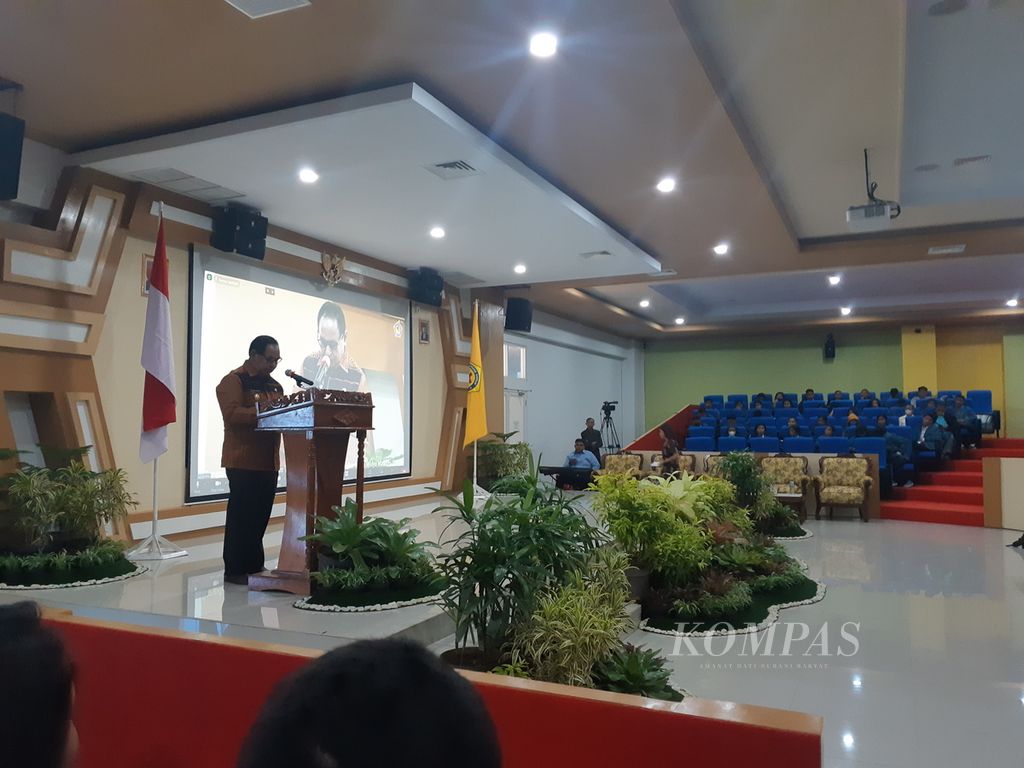 Wakil Gubernur NTT Josef A Nai Soi menyampaikan sambutan sebelum membuka seminar nasional bertema "Jejak Langkah Frans Seda: Perjuangan dan Pengabdian untuk Tuhan dan Tanah Air" di kampus Universitas Katolik Widya Mandira, Kupang, Kamis (24/11/2022). 