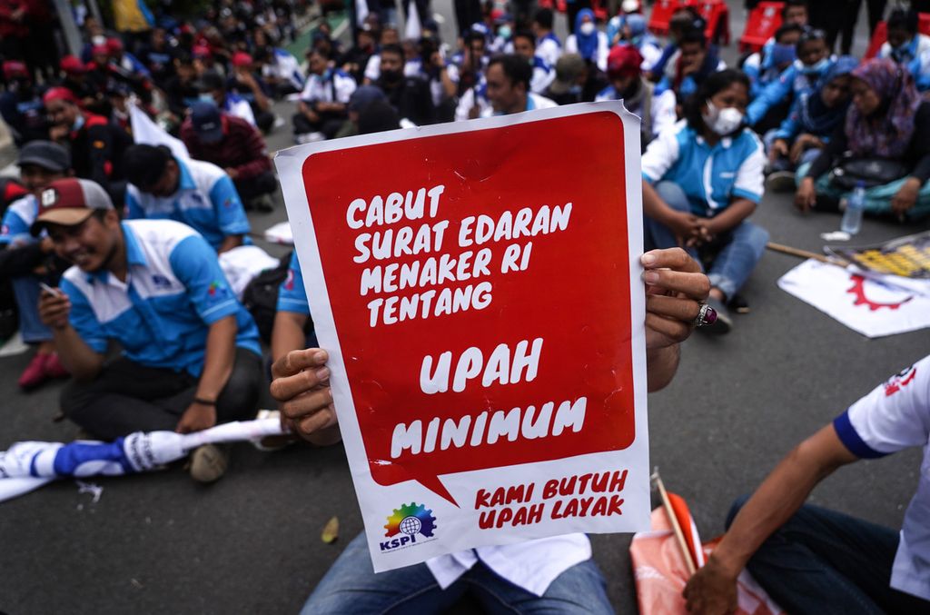 Aksi para buruh dari Federasi Serikat Pekerja Metal Indonesia (FSPMI) dan Konfederasi Serikat Pekerja Indonesia (KSPI) di depan Balai Kota DKI Jakarta, Jakarta, Jumat (19/11/2021).