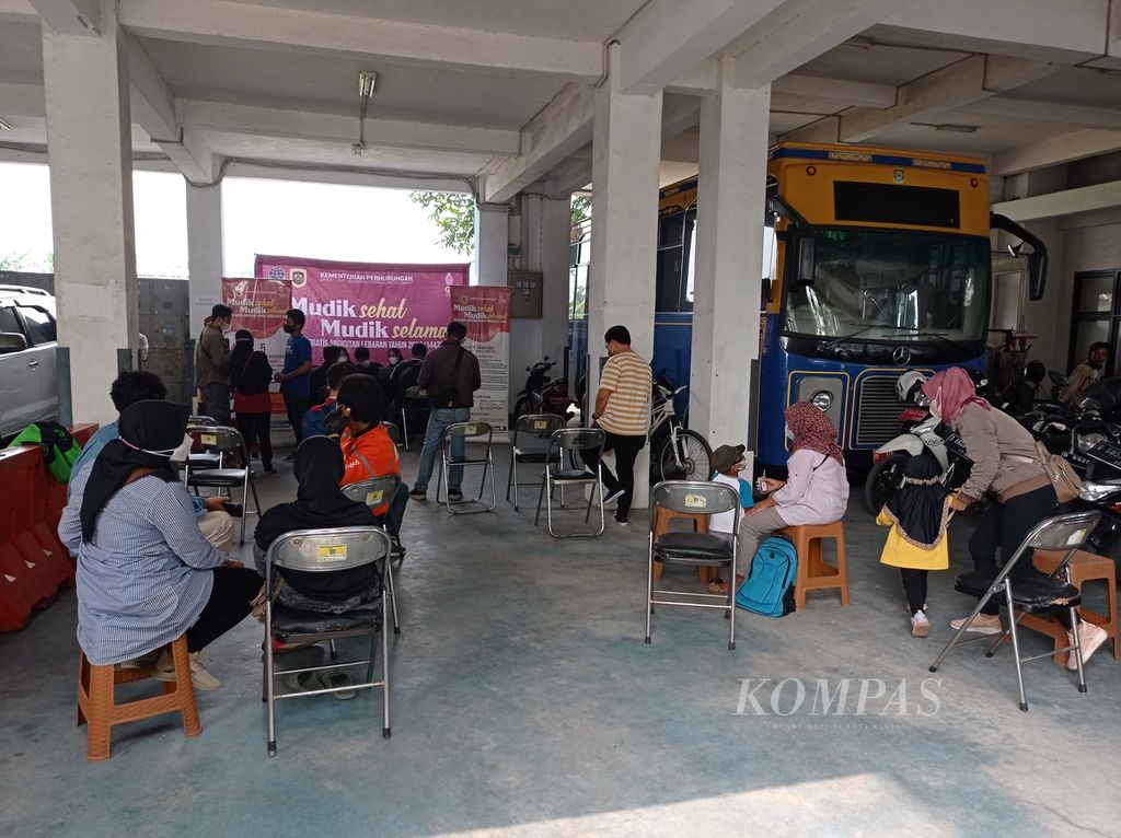 Residents queue for free homecoming ticket validation from the Ministry of Transportation at the validation post for the Tangerang City Transportation Service, Jalan Dr. Sitanala, Karangsari Village, Neglasari District, Wednesday (13/4/2022).