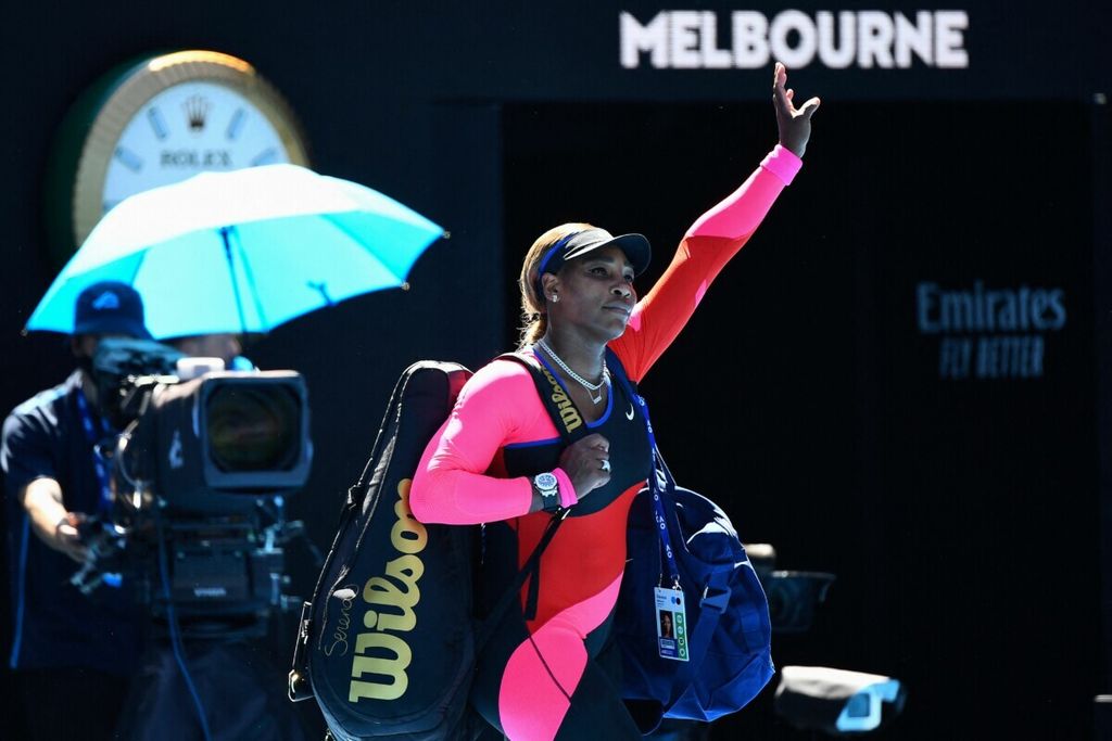 Petenis Serena Williams melambaikan tangan saat meninggalkan lapangan setelah pertandingan semifinal Grand Slam Australia Terbuka di Melbourne, Australia, 18 Februari 2021. Petenis Jepang Naomi Osaka mengalahkan Serena dalam pertandingan tersebut. Serena berencana untuk meninggalkan dunia tenis profesional setelah 27 tahun bersaing di arena tenis profesional.
