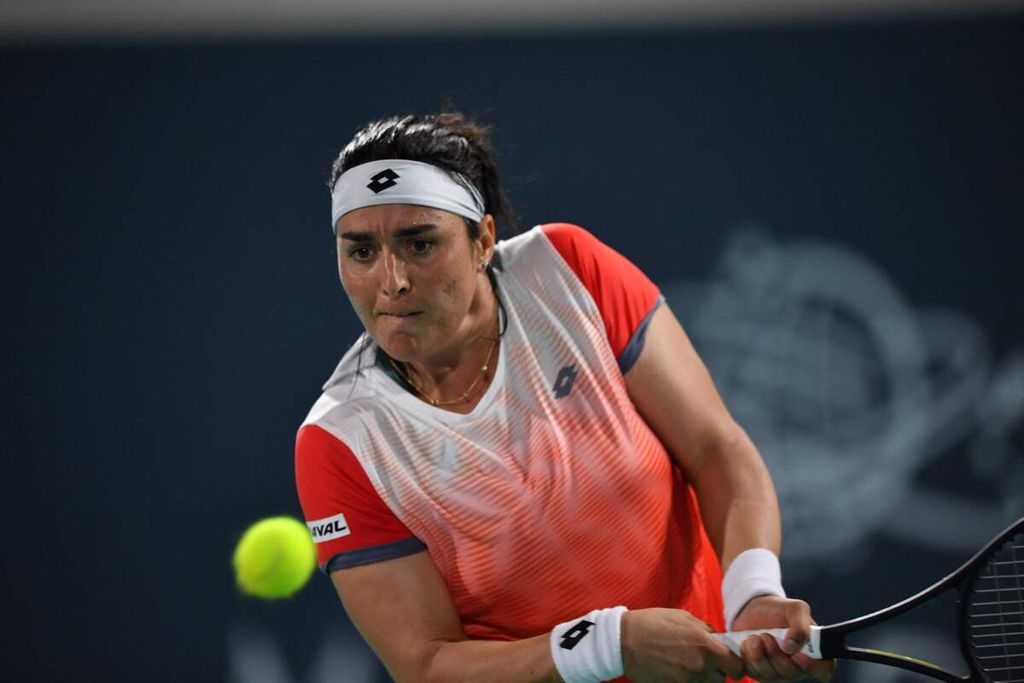 Petenis Tunisia, Ons Jabeur, memukul bola saat melawan petenis Inggris, Emma Raducanu, dalam laga Kejuaraan Tenis Dunia Mubadala di Abu Dhabi International Tennis Complex, Uni Emirat Arab, Sabtu (17/12/2022) dini hari WIB. Jabeur menang dengan skor 5-7, 6-3, 10-8. 