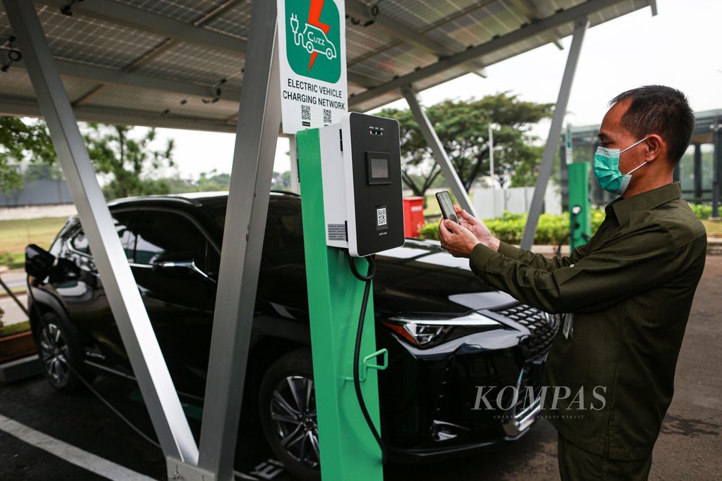 Pengunjung melakukan pengisian daya kendaraan listrik di Stasiun Pengisian Kendaraan Listrik Umum atau SPKLU yang menjadi fasilitas terbaru di Wisma BCA Foresta, BSD, Tangerang, Banten, Kamis (16/6/2022). Fasilitas SPKLU ini dapat dimanfaatkan seluruh masyarakat sekitar karena beroperasi selama 24 jam dalam tujuh hari. Terdapat dua jenis mesin pengisian dengan kapasitas 7kW yang dapat melakukan pengisian selama 6 jam dan 22 kW dengan pengisian selama 2 jam.