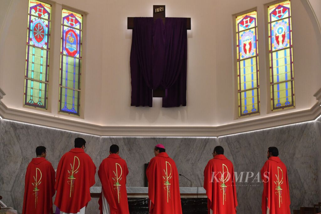 Uskup Surabaya Monsinyur Vincentius Sutikno Wisaksono (tengah) bersama sejumlah romo menaiki altar saat Ibadah Jumat Agung di Gereja Katedral Surabaya, Jawa Timur, Jumat (10/4/2020). Ibadah untuk mengenang sengsara dan wafatnya Yesus tersebut disiarkan secara langsung melalui dalam jaringan agar umat Katolik melakukan ibadah dari rumahnya masing-masing guna mencegah penyebaran Covid-19.