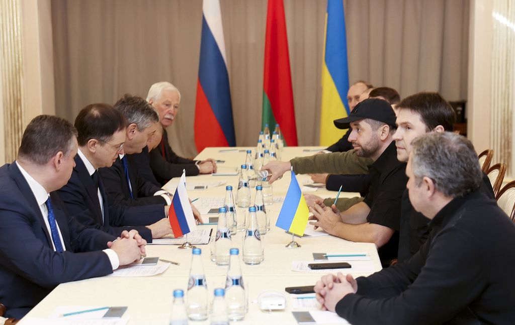 Delegasi Rusia (kiri) dan Ukraina (kanan) memulai perundingan di Gomel, Belarus (28/2/2022). Perundingan ini akan menentukan jalannya invasi Ukraina oleh Rusia yang telah berlangsung lima hari.
