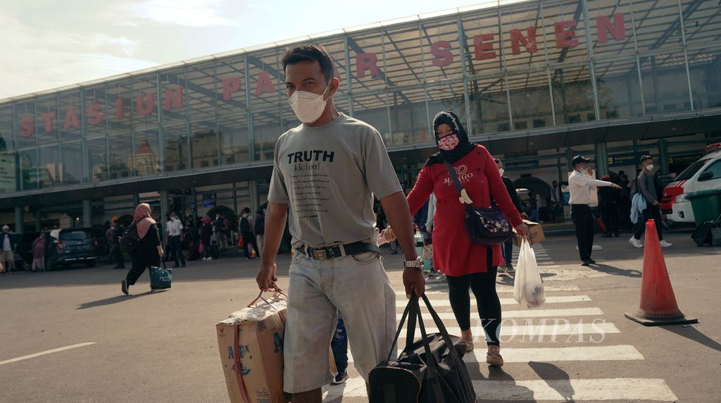 Penumpang kereta api tiba di Stasiun Pasar Senen, Jakarta Pusat, Minggu (8/5/2022). Kedatangan penumpang dai daerah lain tujuan Daop 1 Jakarta mulai terdapat peningkatan. Sekitar 40.900 penumpang tiba di sejumlah stasiun Daop 1 Jakarta pada hari Minggu (8/5/2022). Dari jumlah tersebut 14.900 penumpang tiba di Stasiun Gambir, 15.200 penumpang di Stasiun Pasar Senen, 4.200 penumpang di Stasiun Bekasi, 3.800 penumpang di Stasiun Jatinegara dan 2.800 penumpang lainnya di Stasiun Cikampek, dan Jakarta Kota. KOMPAS/AGUS SUSANTO (AGS) 8-5-2022
