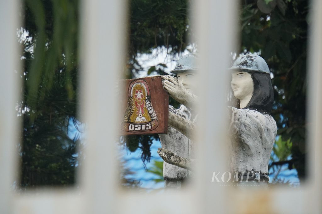 Patung sepasang siswa berdiri di SMA Negeri 7 Manado, Sulawesi Utara, Kamis (4/6/2020). Segala kegiatan belajar dan ekstrakurikuler di sekolah itu telah dihentikan selama dua bulan terakhir akibat wabah Covid-19 merebak.