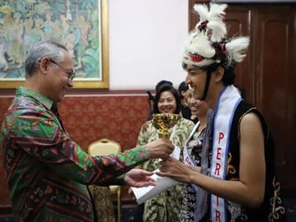 Duta Besar Republik Indonesia untuk Federasi Rusia merangkap Republik Belarus Jose Tavares memberikan piala lepada para pemenang lomba pada rangkaian peringatan Hari Ulang Tahun Ke-77 Republik Indonesia di Rusia, Moskwa, Minggu (17/7/2022).