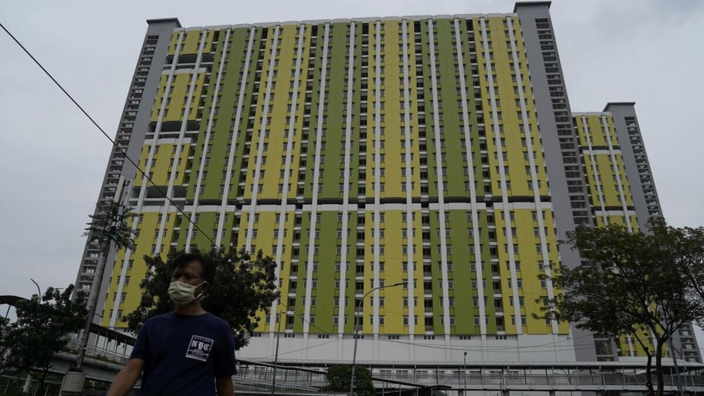 Warga melintas di depan rumah susun sewa Pasar Rumput di Jakarta Selatan, Senin (22/6/2020).