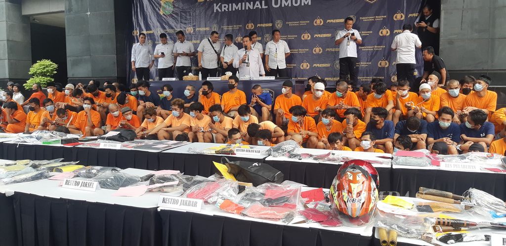 Tersangka dan barang bukti kasus Operasi Penyakit Masyarakat Jaya 2023 di Markas Polda Metro Jaya, Jakarta, Senin (20/3/2023). Dalam operasi ini, polisi mengungkap 282 kasus dan menangkap 379 tersangka. Dari seluruh tersangka, terungkap ada 16 orang sebagai residivis, 1 anak di bawah umur, dan 1 pengguna narkotika.