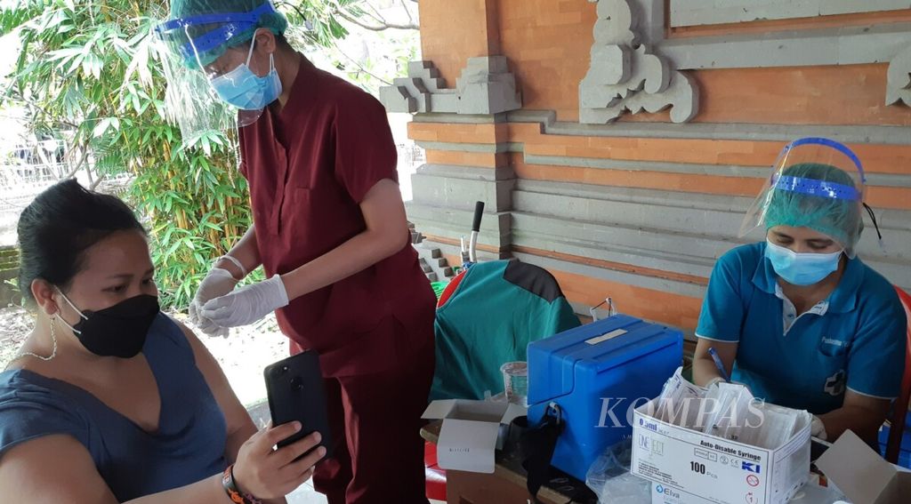 https://assetd.kompas.id/BtKSY6h6gk3lbg9ZnurT_OUmGf4=/1024x567/filters:watermark(https://cdn-content.kompas.id/umum/kompas_main_logo.png,-16p,-13p,0)/https%3A%2F%2Fkompas.id%2Fwp-content%2Fuploads%2F2021%2F04%2F20210405cokc-pos-vaksinasi-kota-denpasar_1617622505.jpg