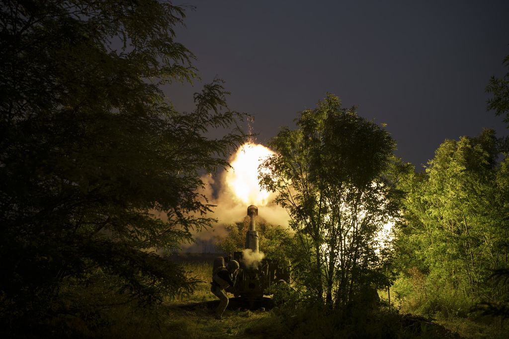 Pasukan Ukraina menembakkan meriam Howitzer 122mm D-30 ke arah pasukan Rusia yang berada di wilayah Kherson, Ukraina (13/6/2023). Wakil Menteri Pertahanan Ukraina Hana Maliar menyebut pasukan Ukraina mengalami kemajuan di beberapa medan pertempuran, seperti di Bakhmut dan Zaporizhzhia.