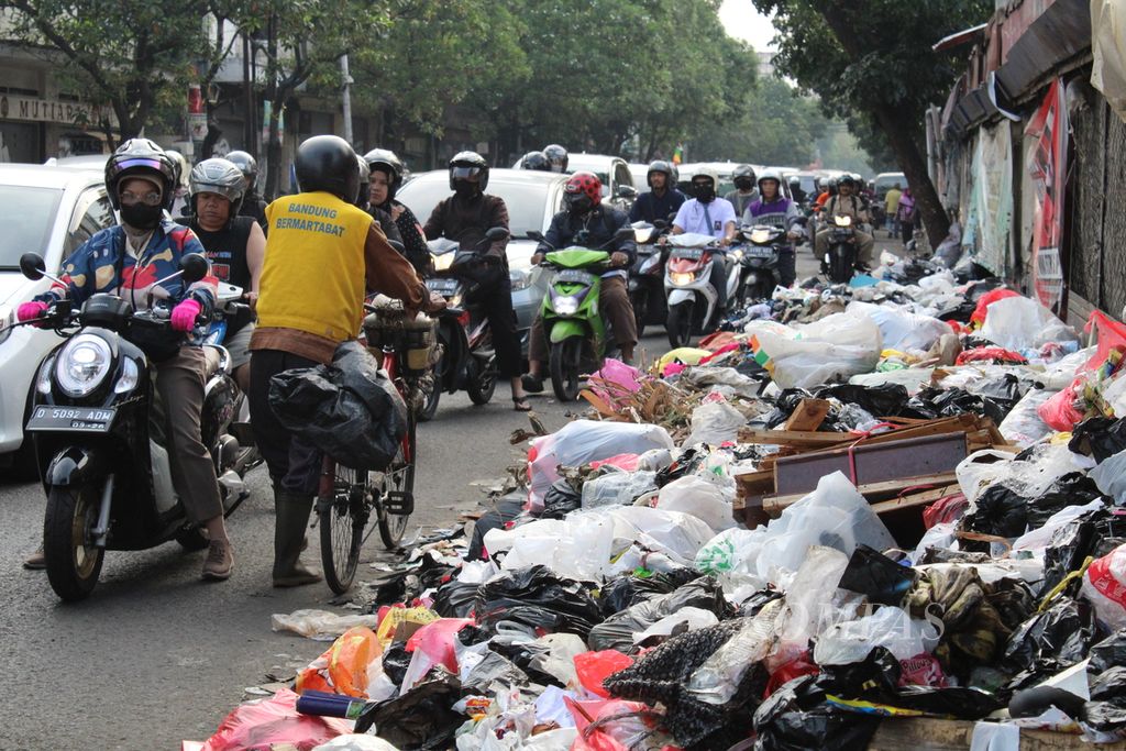 Sampah menumpuk di ruas Jalan Ahmad Yani dekat Pasar Cicadas, Kota Bandung, Jawa Barat, Selasa (7/11/2023). 