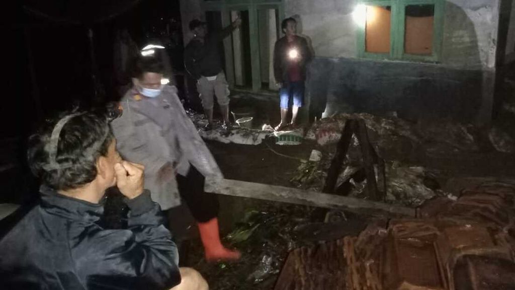 Longsor menerjang rumah warga di Kecamatan Cibeber, Kabupaten Lebak, Banten, pascahujan deras, Rabu (16/2/2022).