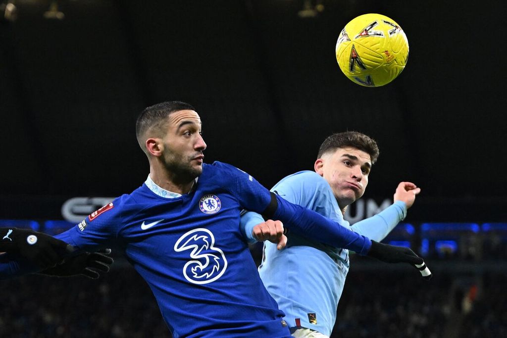Penyerang Chelsea, Hakim Ziyech (kiri), berebut bola dengan pemain Manchester City, Julian Alvarez (kanan), pada laga babak ketiga Piala FA di Stadion Etihad, Manchester, Senin (9/1/2023) dini hari WIB. City menang 4-0 pada laga itu.