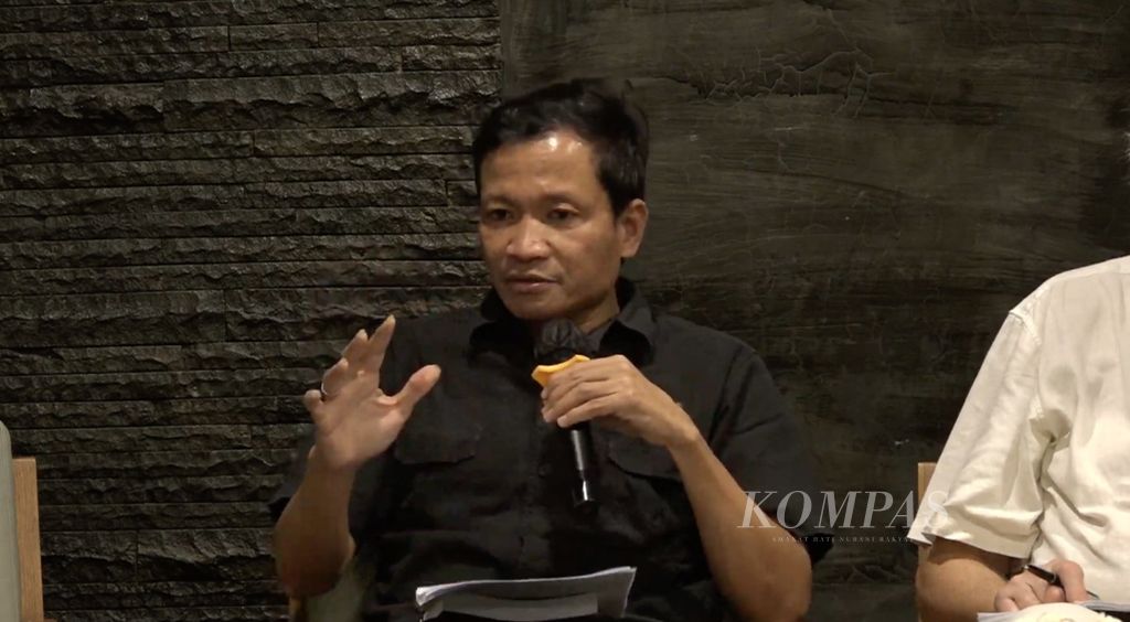 Ketua Dewan Pengurus Public Virtue Research Institute Usman Hamid dalam diskusi publik bertajuk "Tantangan Gerakan Sosial dan Demokrasi di Indonesia", Senin (11/4/2022), yang diselenggarakan oleh Public Virtue Research Institute, Centra Initiative, dan Transparency International Indonesia.