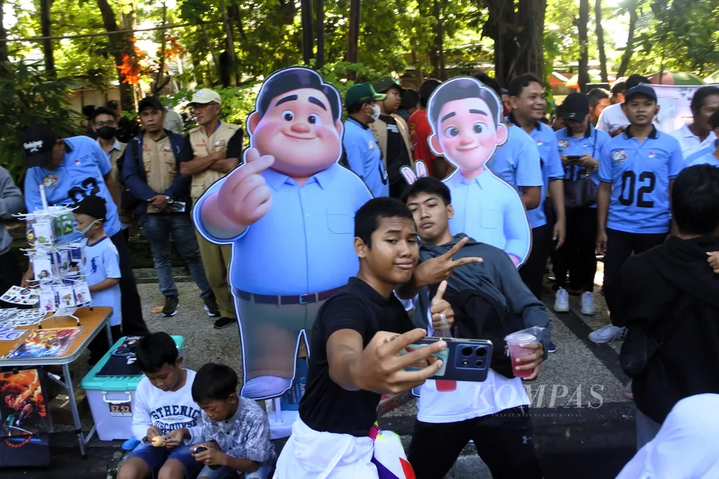 Visitors at the car-free day (CFD) event took photos with images of the presidential and vice-presidential candidates Prabowo Subianto and Gibran Rakabuming Raka, created using artificial intelligence (AI), in the Udayana area, Mataram City, West Nusa Tenggara, on Sunday (7/1/2024).