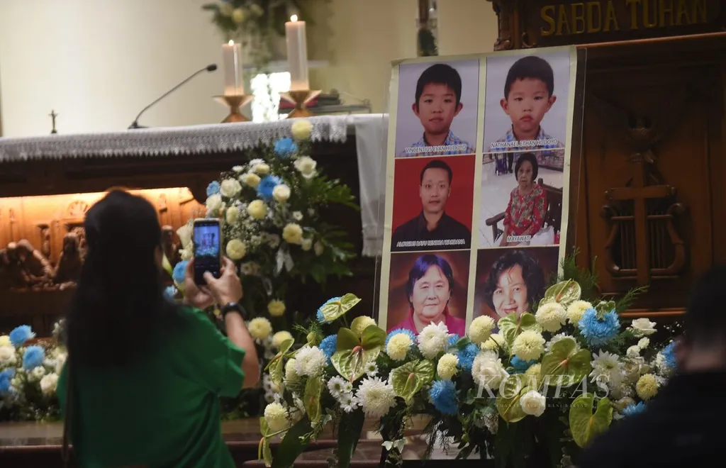 Umat memotret foto umat yang menjadi korban seusai misa peringatan untuk korban bom Surabaya di Gereja Katolik Santa Maria Tak Bercela, Surabaya, Selasa (13/5/2025). Pada 2018 ledakan bom di Gereja Katolik Santa Maria Tak Bercela memakan korban jiwa sebanyak 6 umat. Setelah misa diadakan peringatan tujuh tahun bom Surabaya yang dihadiri oleh lintas iman di gereja tersebut. Kompas/Bahana Patria Gupta (BAH)