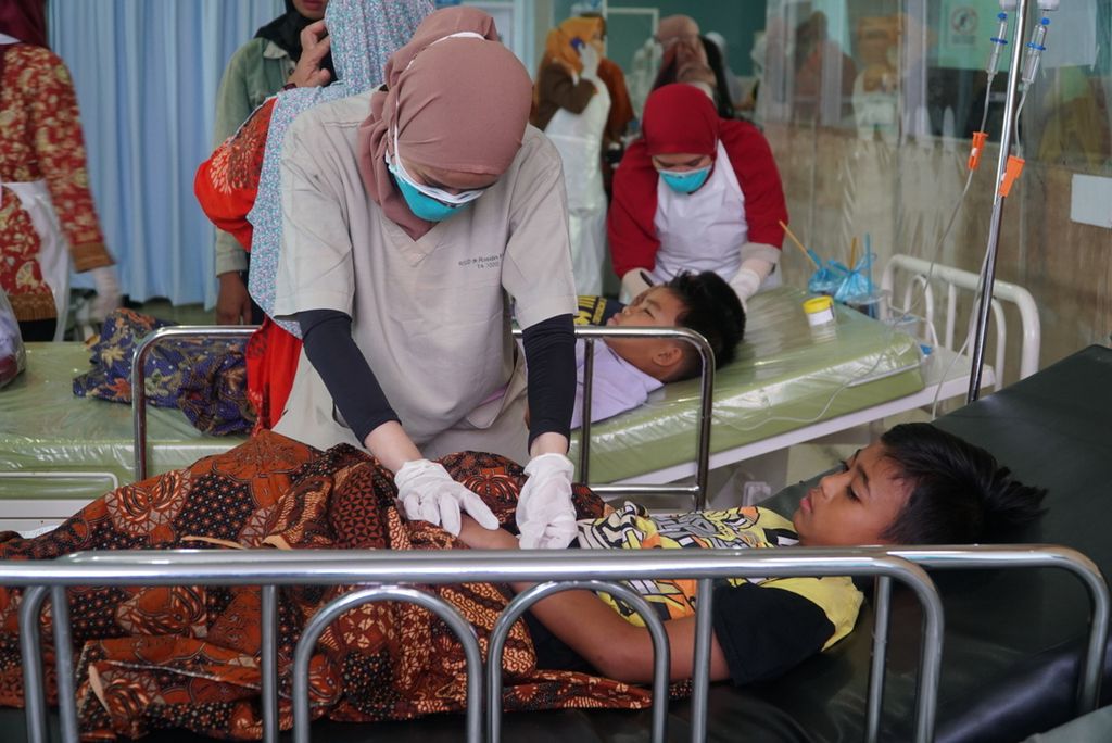 Petugas kesehatan melakukan perawatan terhadap siswa SD 29 Gunung Sarik yang mengalami keracunan jajanan bakso bakar di Instalasi Gawat Darurat RSUD dr Rasidin Padang, Sumatera Barat, Selasa (11/1/2022). Total ada 30 siswa SD 29 Gunung Sarik dan lima orangtua siswa dan warga sekitar yang keracunan makanan yang dijual di sekitar sekolah tersebut.