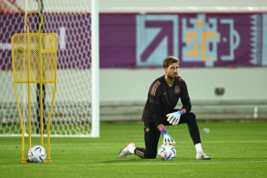 Kiper Jerman Kevin Trapp berlatih dalam sesi latihan timnas Jerman untuk menghadapi timnas Spanyol, di Stadion Al Shamal, Al Shamal, Qatar, Jumat (25/11/2022). 