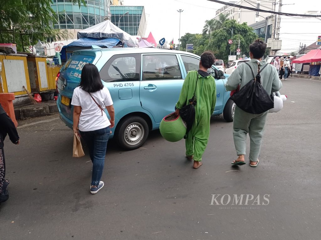 Manusia boneka bersiap untuk mengamen di seputaran Thamrin City, Jakarta Pusat, Jumat (17/6/2022). Sejak siang hingga sore, mereka bisa mengantongi paling sedikit Rp 100.000.